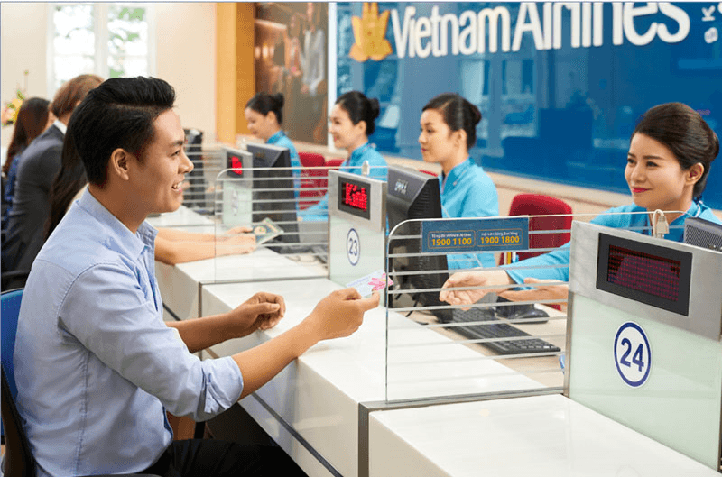 An toàn giao thông: Cẩn trọng với vé máy bay giả, ùn tắc tại sân bay dịp cao điểm
