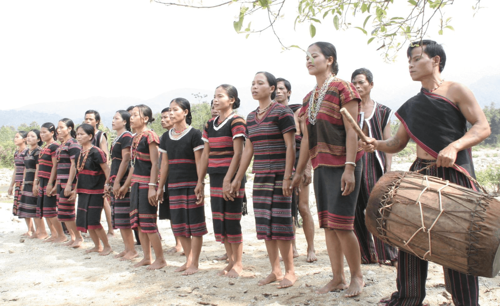 Về A Lưới thăm Lễ hội A Za
