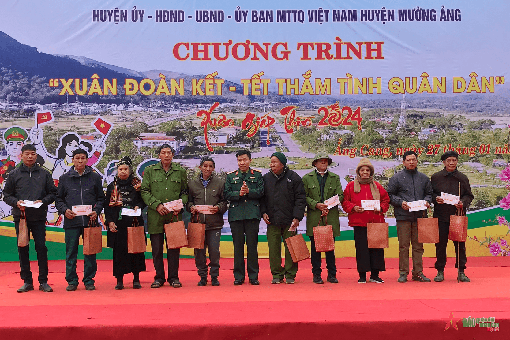 Điện Biên: Ấm áp tình quân dân