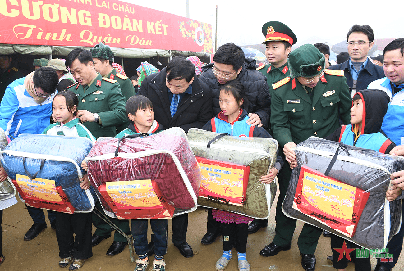 Lai Châu: Sôi nổi chương trình “Xuân biên cương đoàn kết - Tết thắm tình quân dân”