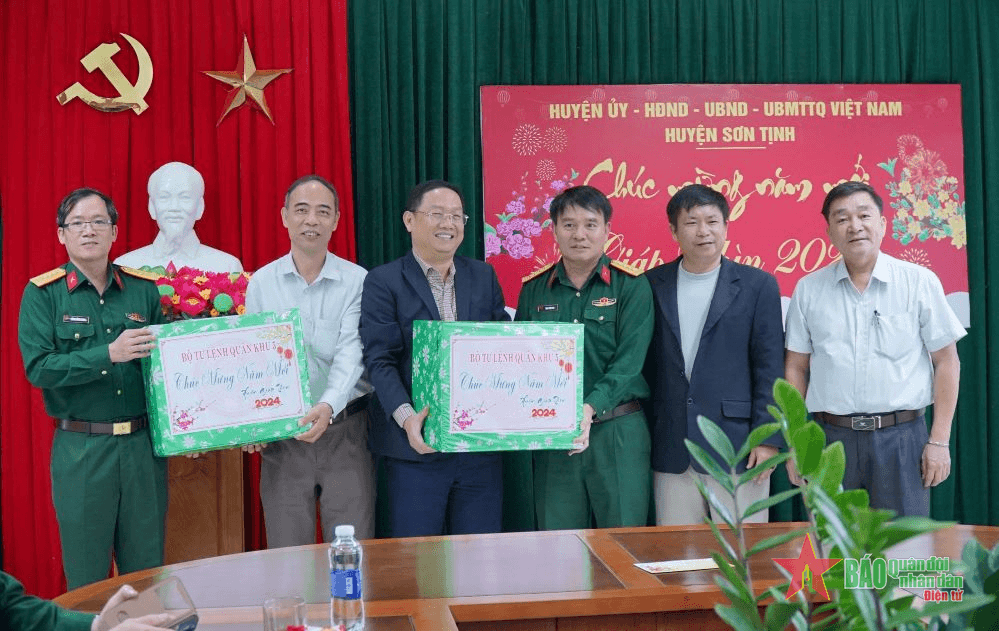 Học viện Chính trị, Bộ Quốc phòng tặng quà, chúc Tết tại Quảng Ngãi