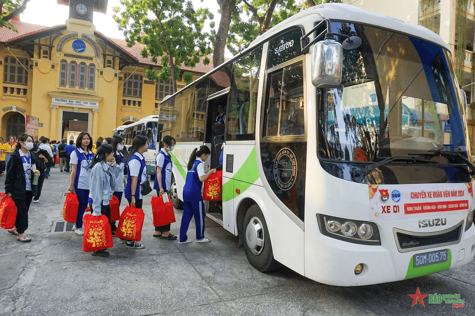 “Chuyến xe đoàn viên” đưa sinh viên về quê đón Tết