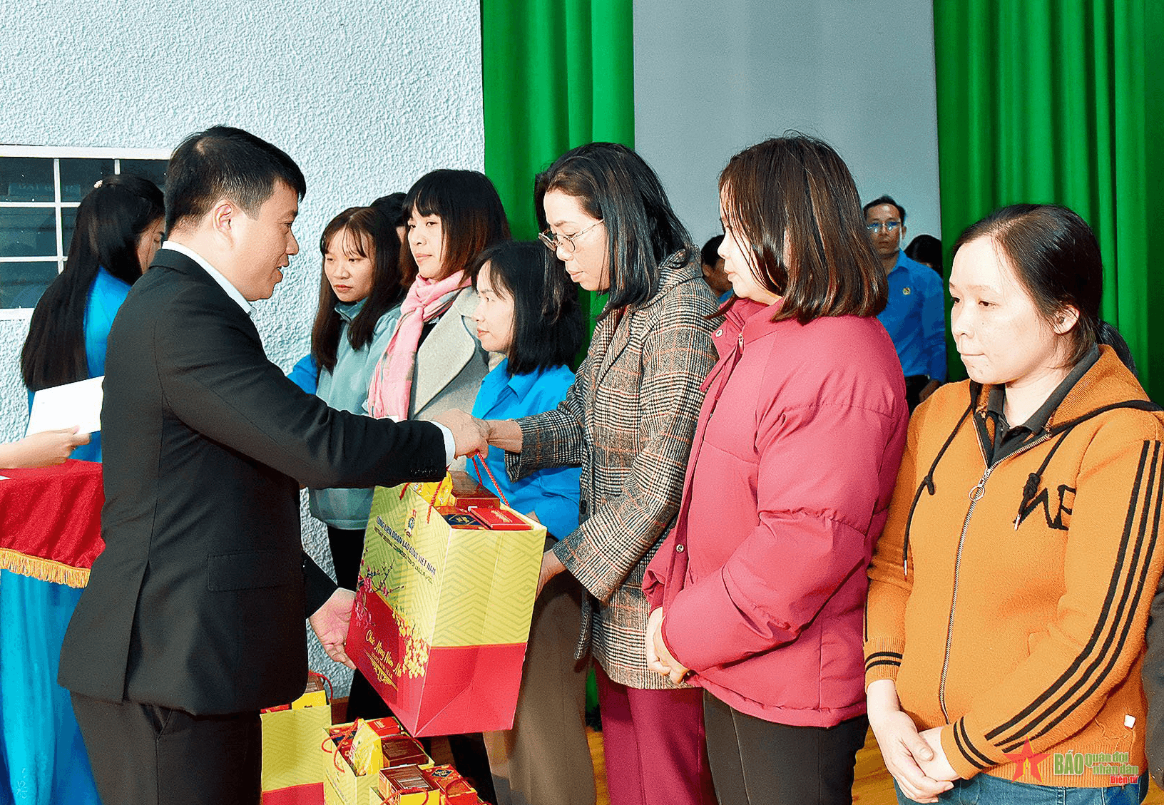 Chủ tịch Hội đồng Dân tộc của Quốc hội Y Thanh Hà Niê K’đăm tặng quà người lao động tỉnh Gia Lai