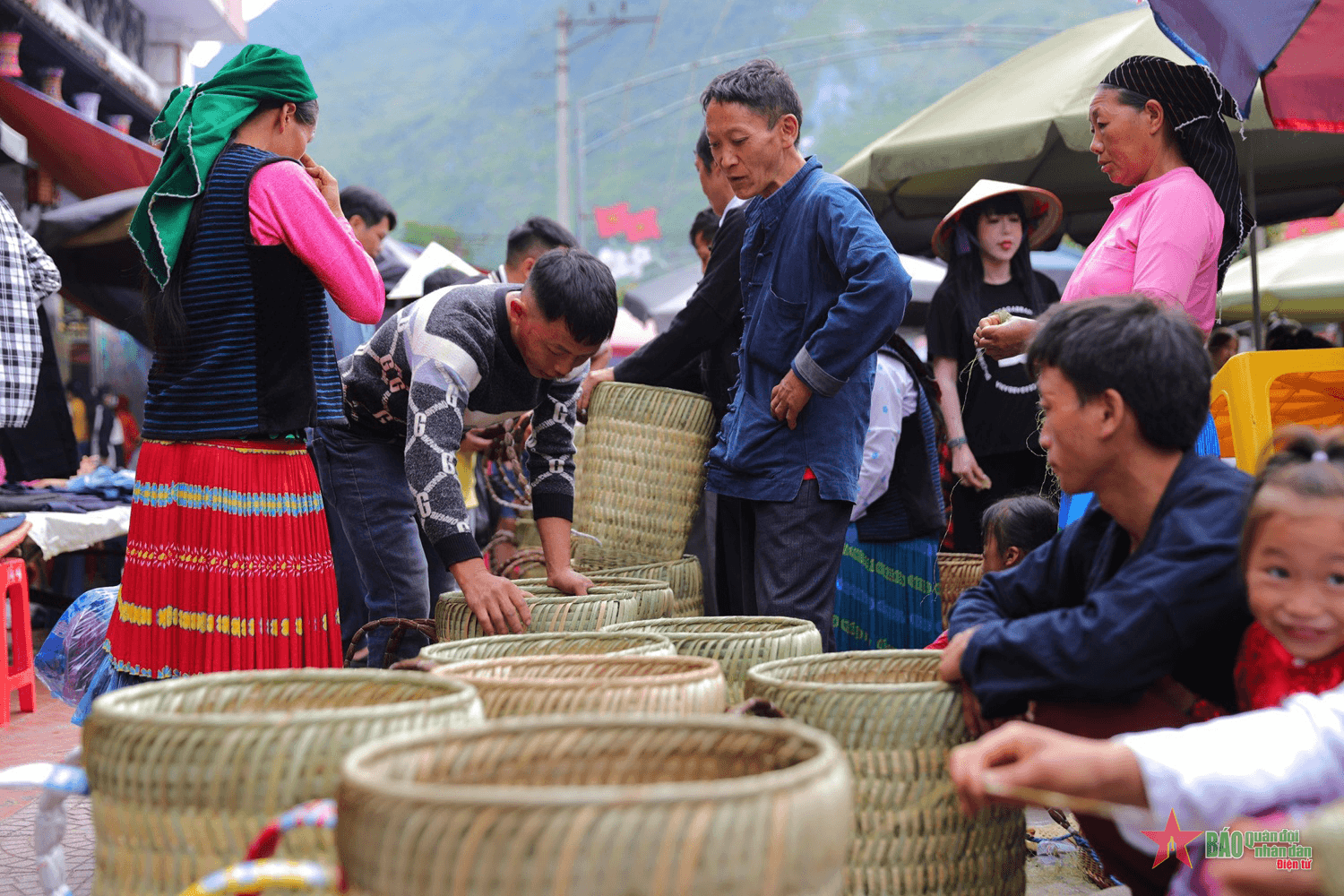 Sắc màu chợ phiên vùng cao ngày Tết