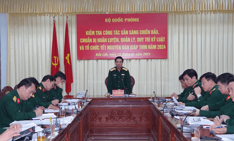 Trung tướng Nguyễn Doãn Anh kiểm tra tại Bộ Chỉ huy Quân sự tỉnh Đắk Lắk