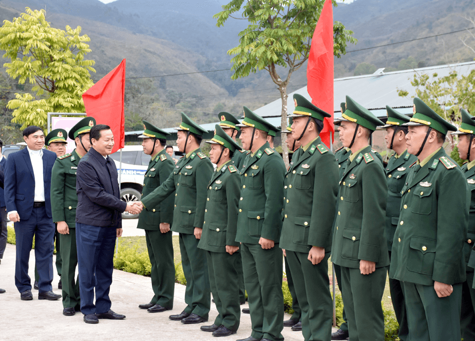 Phó thủ tướng Chính phủ Lê Minh Khái thăm, tặng quà Tết tại Điện Biên