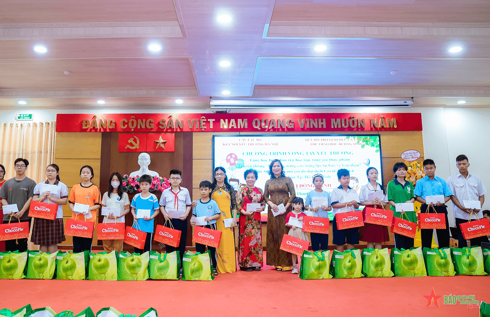 Tặng học bổng, quà Tết đến học sinh mồ côi do Covid-19