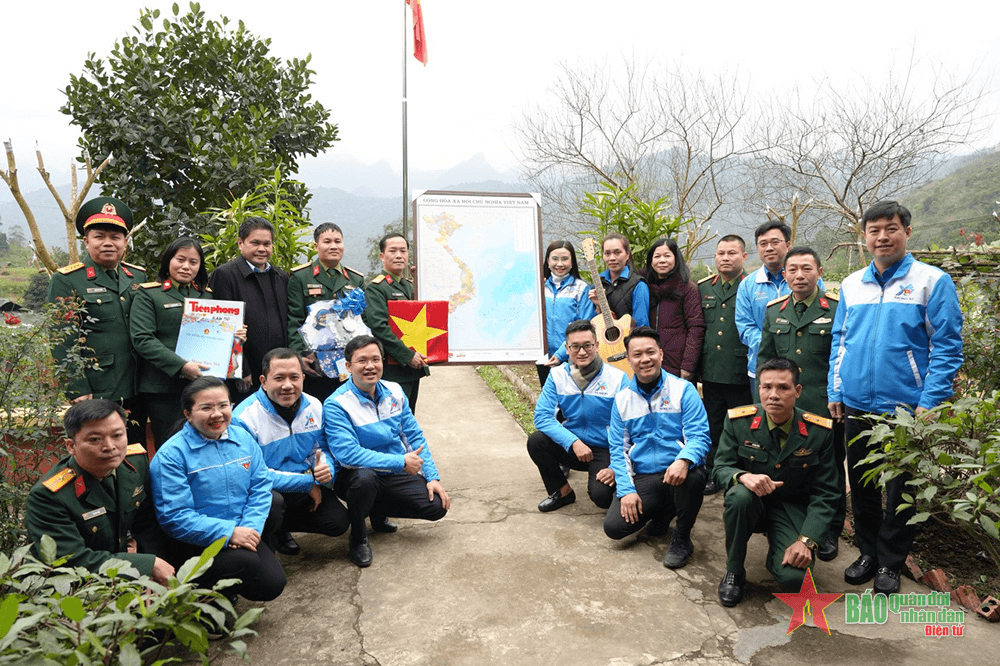 Thắm tình xuân biên giới