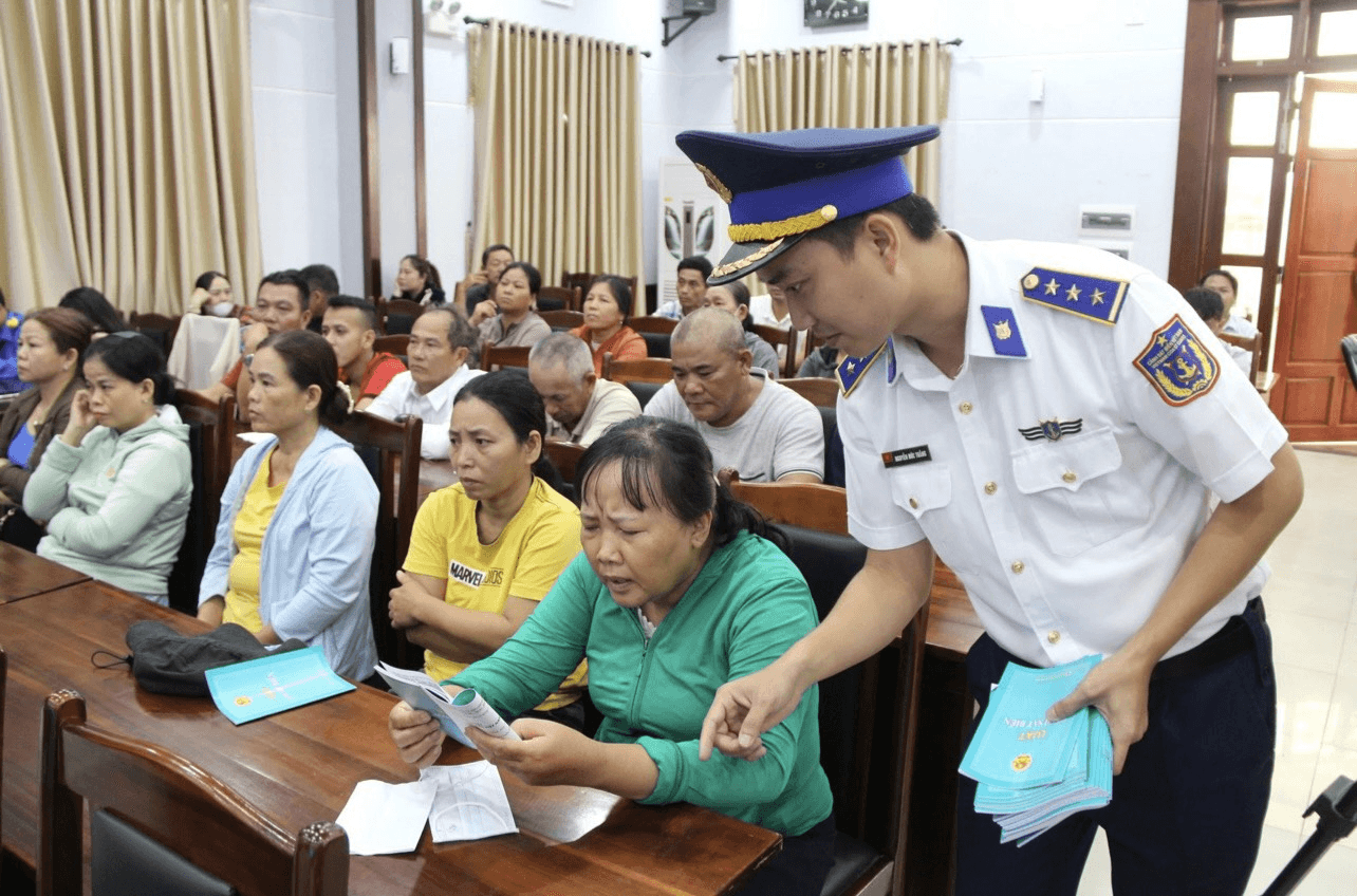 Cảnh sát biển đồng hành với ngư dân: Tăng cường tuyên truyền, hỗ trợ ngư dân