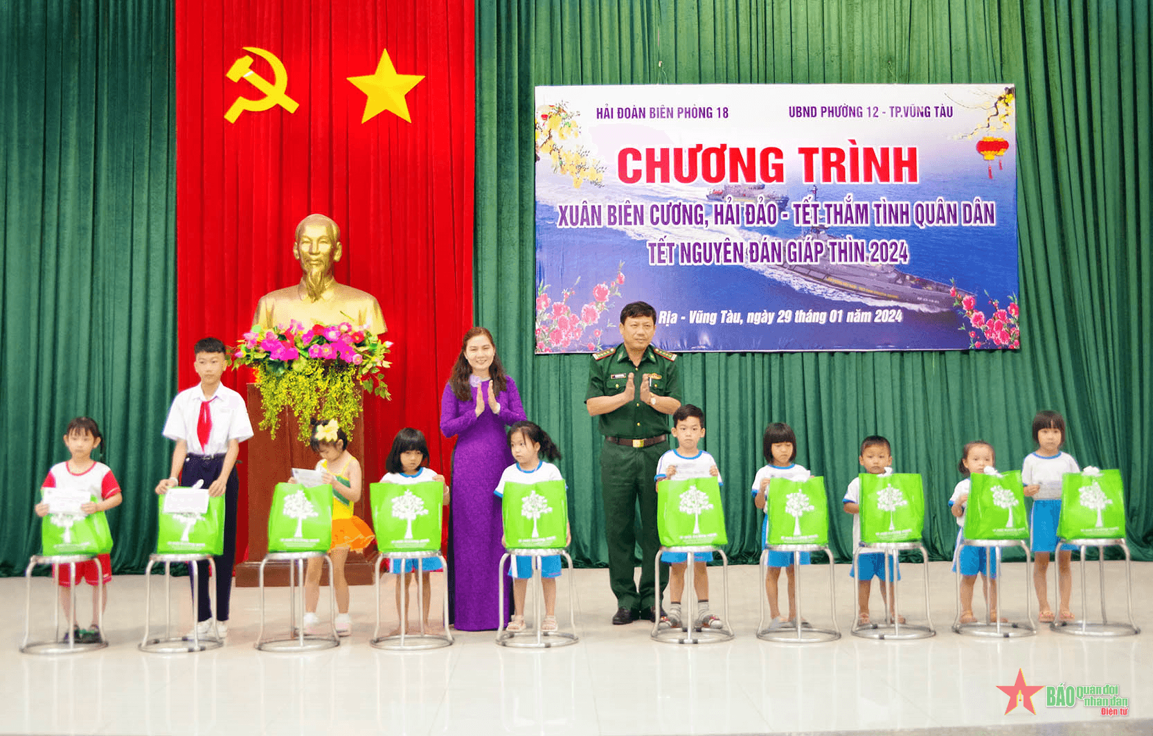Hải đoàn Biên phòng 18 tổ chức Chương trình “Xuân biên cương, hải đảo - Tết thắm tình quân dân”
