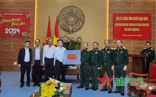 Đồng chí Nguyễn Trọng Nghĩa thăm, chúc Tết Bộ tư lệnh Quân khu 5