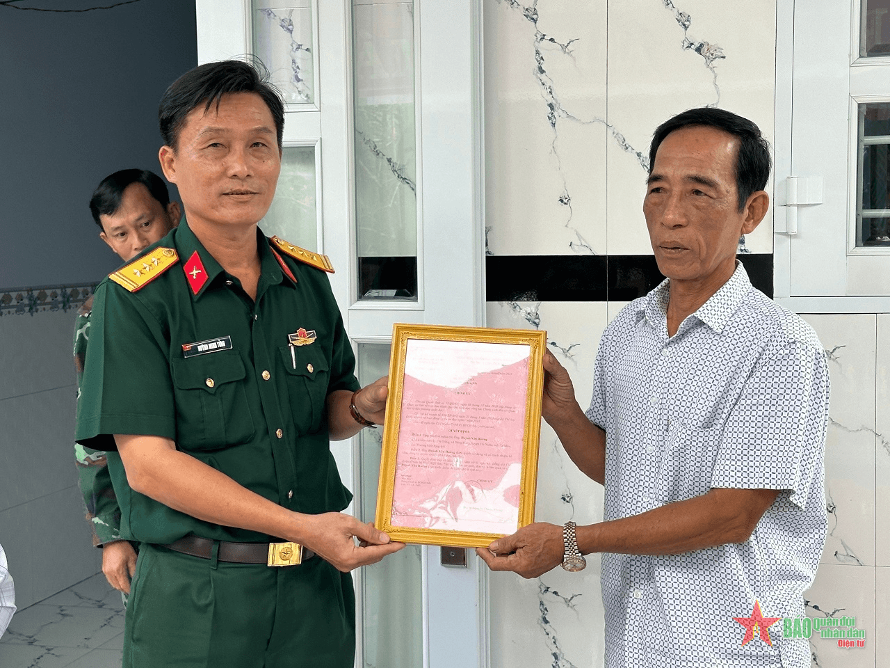 Cà Mau: Tết quân dân mang mùa xuân đến với gia đình khó khăn