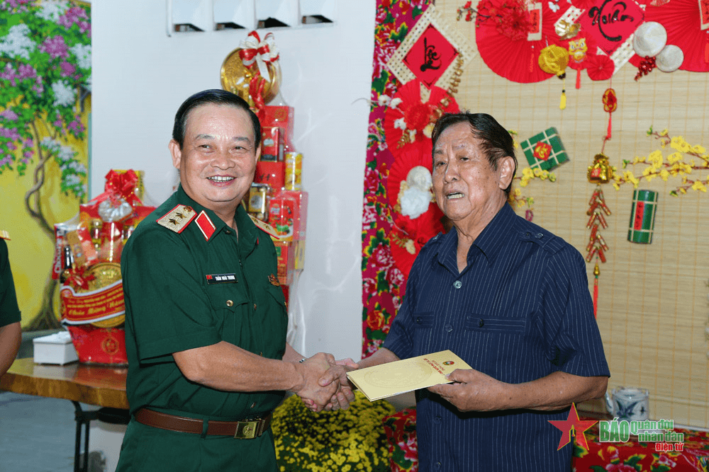 Trung tướng Trần Hoài Trung thăm, chúc Tết nguyên thủ trưởng Bộ tư lệnh Quân khu 7 qua các thời kỳ