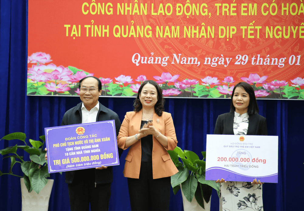 Phó chủ tịch nước Võ Thị Ánh Xuân thăm, tặng quà gia đình chính sách tỉnh Quảng Nam​
