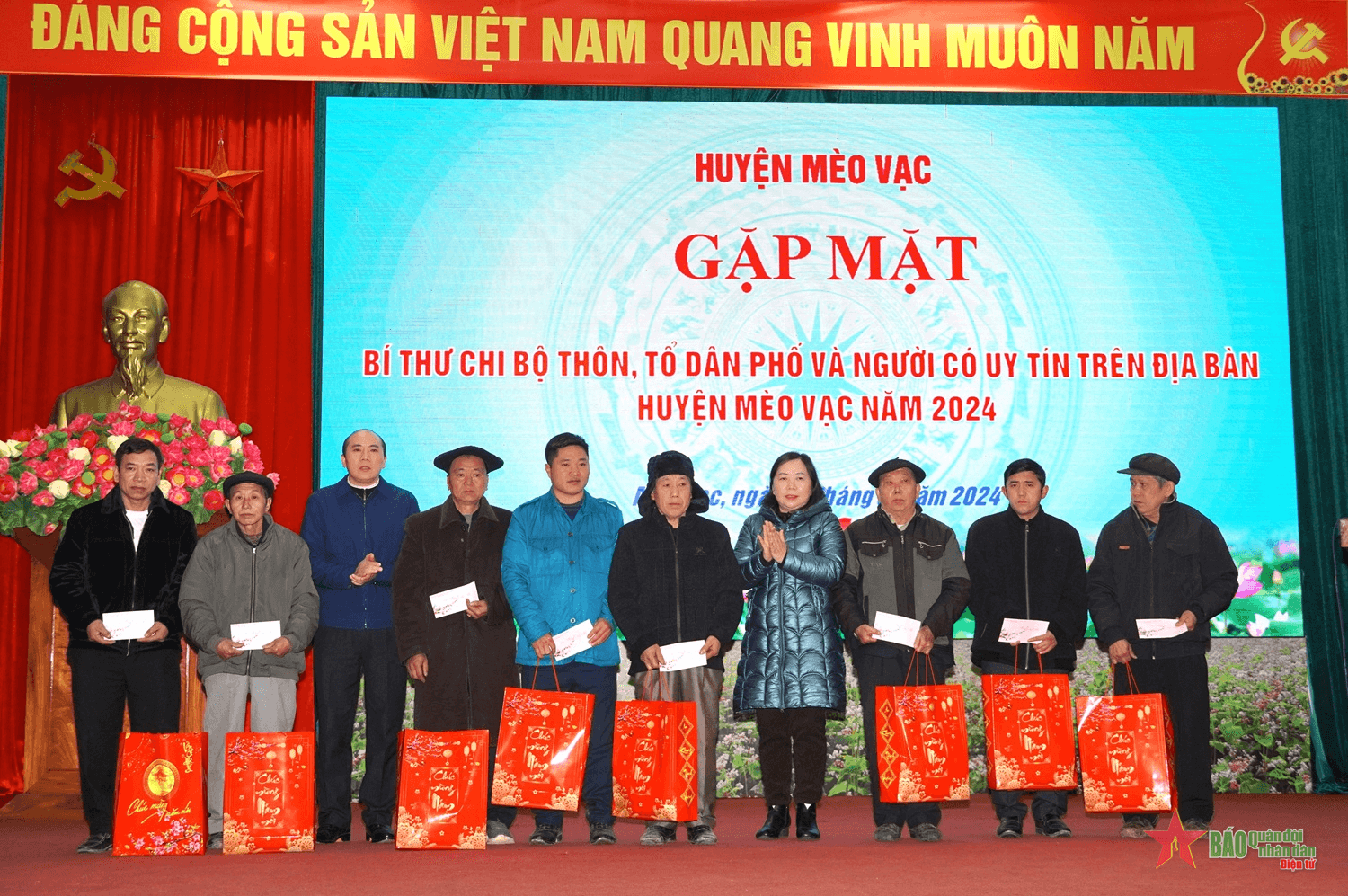 Gặp mặt, tặng quà bí thư chi bộ, trưởng thôn và người có uy tín trong đồng bào dân tộc thiểu số