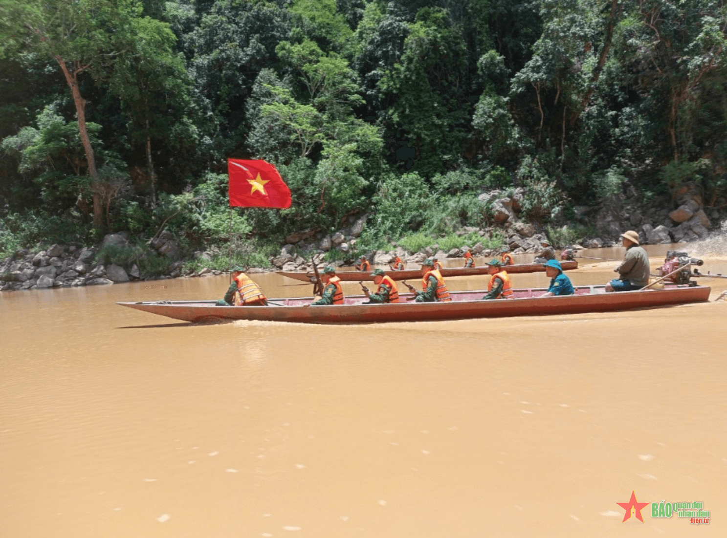 Tuần tra bảo vệ đường biên cột mốc