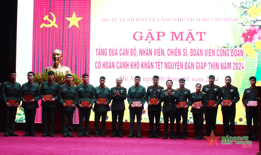 Bộ tư lệnh Bảo vệ Lăng Chủ tịch Hồ Chí Minh trao quà tặng đoàn viên có hoàn cảnh khó khăn 

​