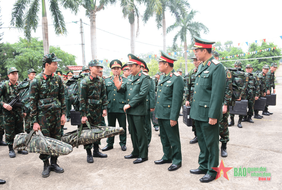 Thượng tướng Phùng Sĩ Tấn kiểm tra công tác sẵn sàng chiến đấu tại Lữ đoàn Đặc công bộ 113