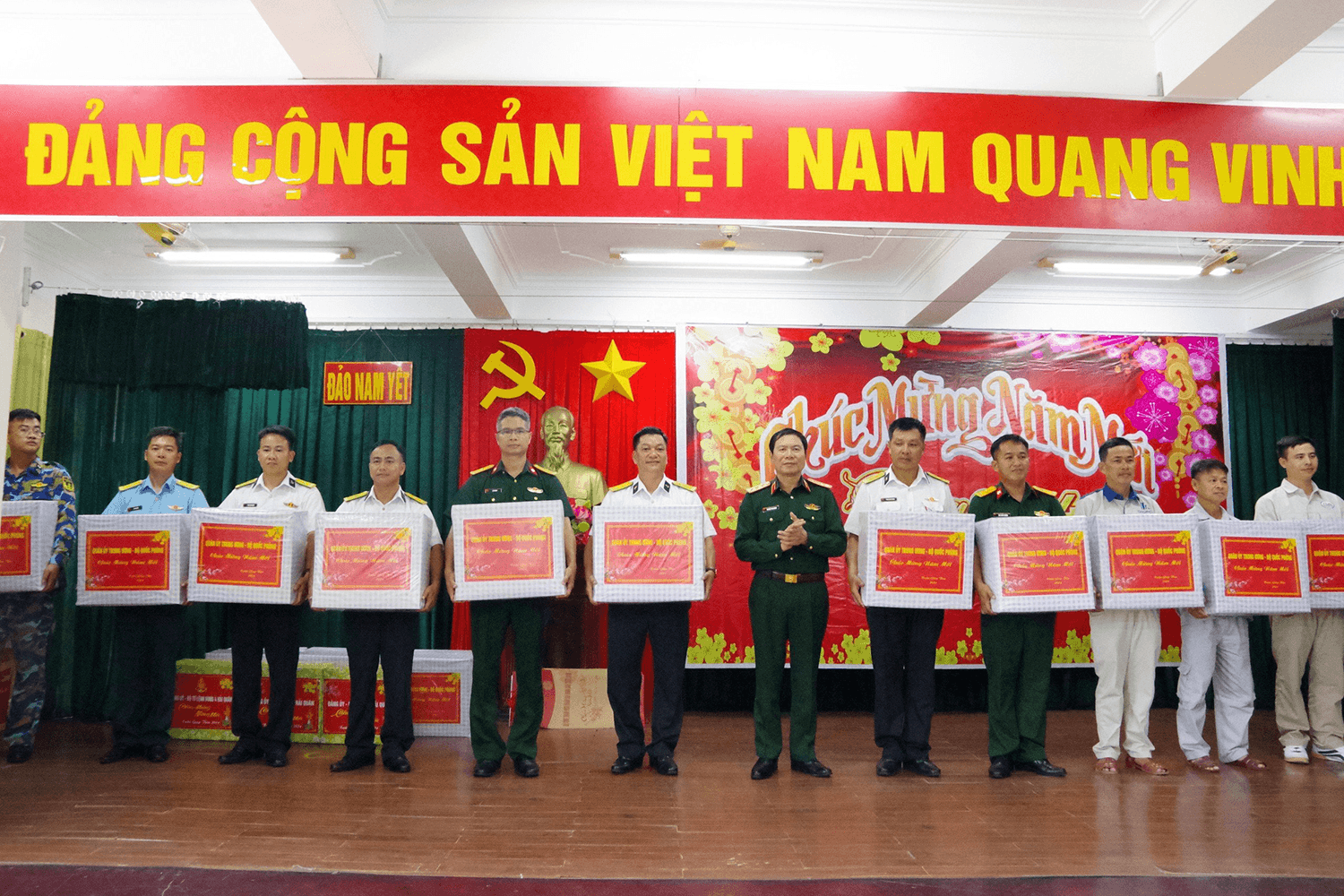 Đoàn công tác Bộ Quốc phòng kiểm tra, chúc Tết tại quần đảo Trường Sa và nhà giàn DK1