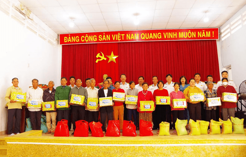 Lữ đoàn 162, Vùng 4 Hải quân thăm, chúc Tết gia đình chính sách xã miền núi Sơn Lâm