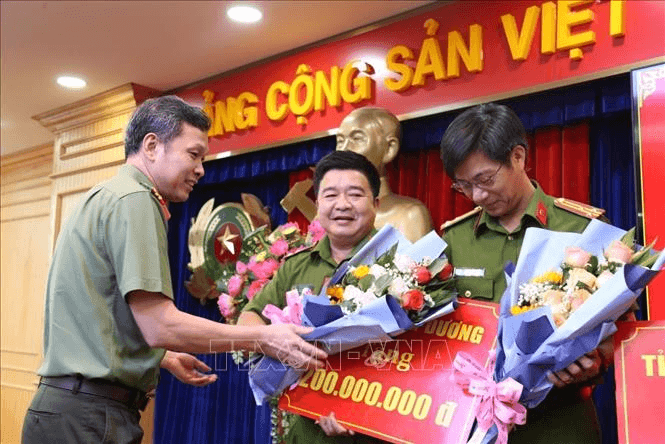 Khen thưởng lực lượng phá chuyên án ma túy lớn, thu giữ 64kg ma túy