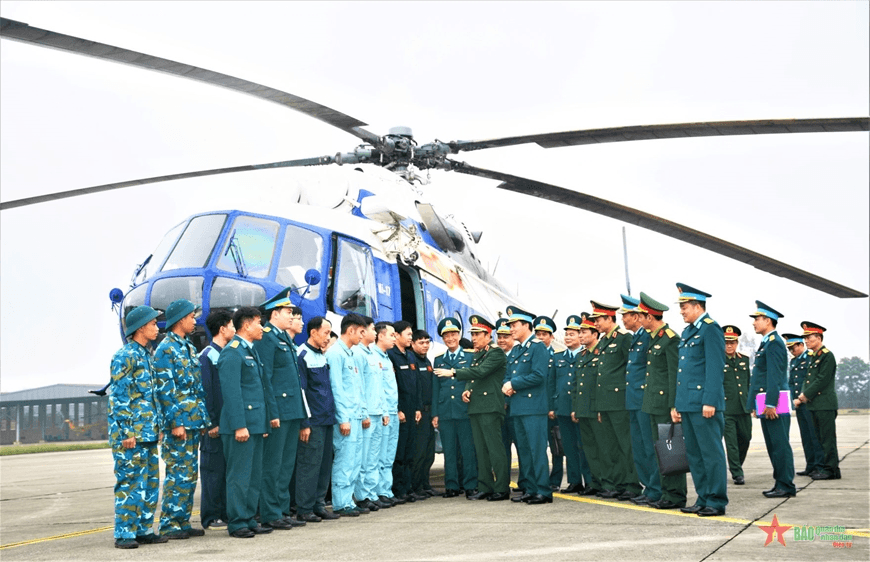 Thượng tướng Phùng Sĩ Tấn kiểm tra, chúc tết các đơn vị
