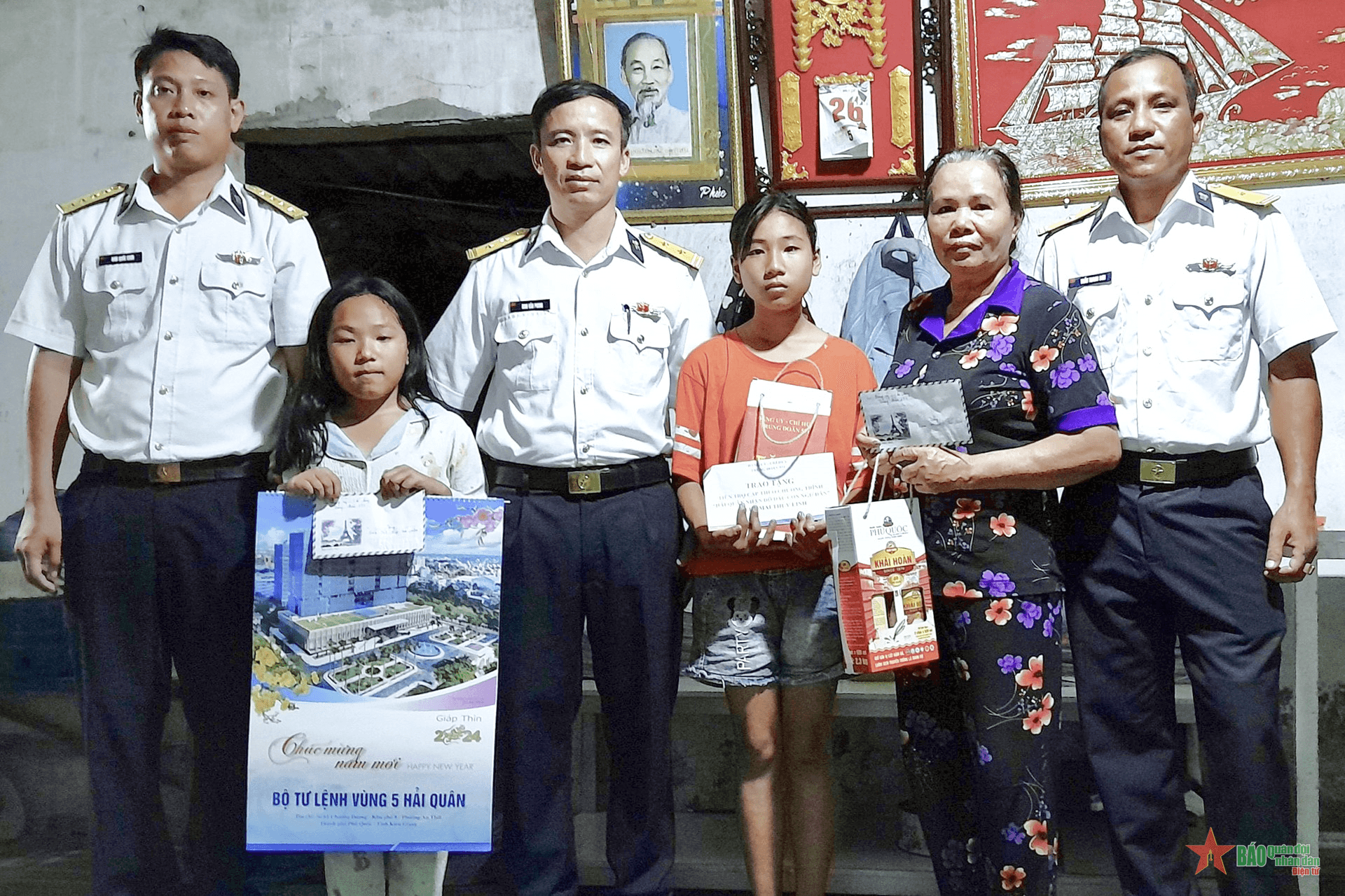Trung đoàn 551, Vùng 5 Hải quân thăm, tặng quà con ngư dân được nhận đỡ đầu