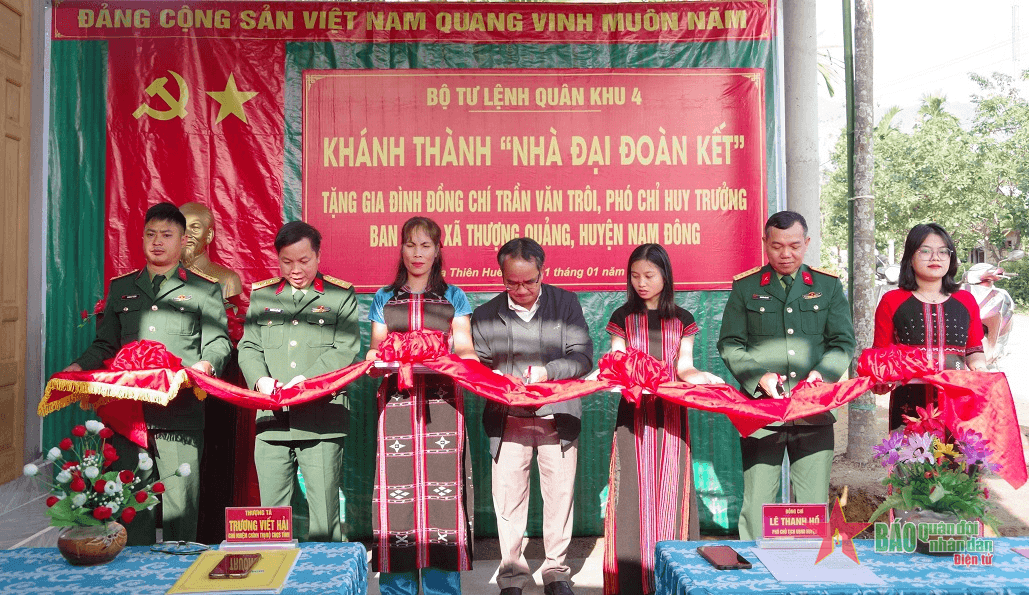 Trao “Nhà đại đoàn kết” tặng đồng chí Trần Văn Trôi