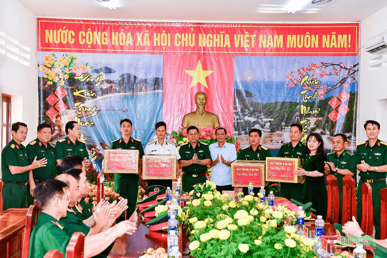 Thăm, chúc Tết các đơn vị thực hiện nhiệm vụ trên các đảo trên địa bàn Quân khu 9