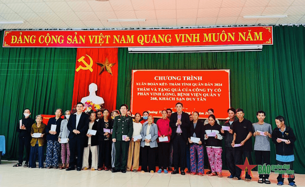 Bệnh viện Quân y 268 trao quà Tết tặng các gia đình trên địa bàn đóng quân