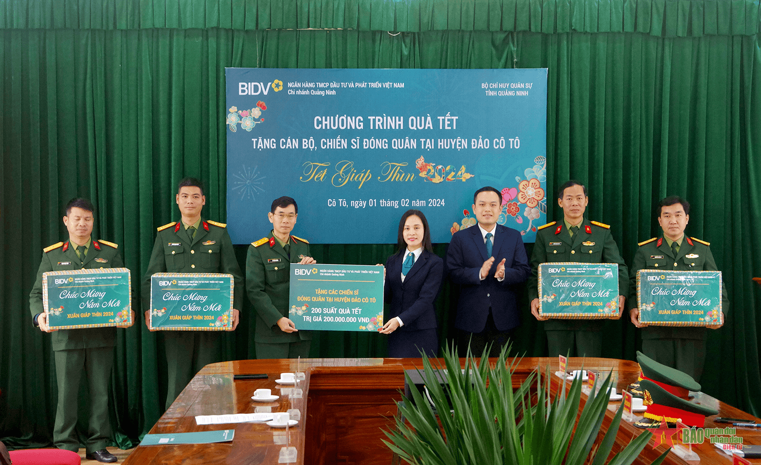 Tặng quà Tết các đơn vị Quân đội đóng quân trên huyện đảo Cô Tô (Quảng Ninh)