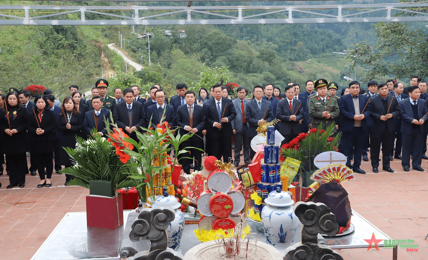 Hà Giang: Lãnh đạo tỉnh dâng hoa Tượng đài Bác Hồ, viếng các Anh hùng liệt sĩ