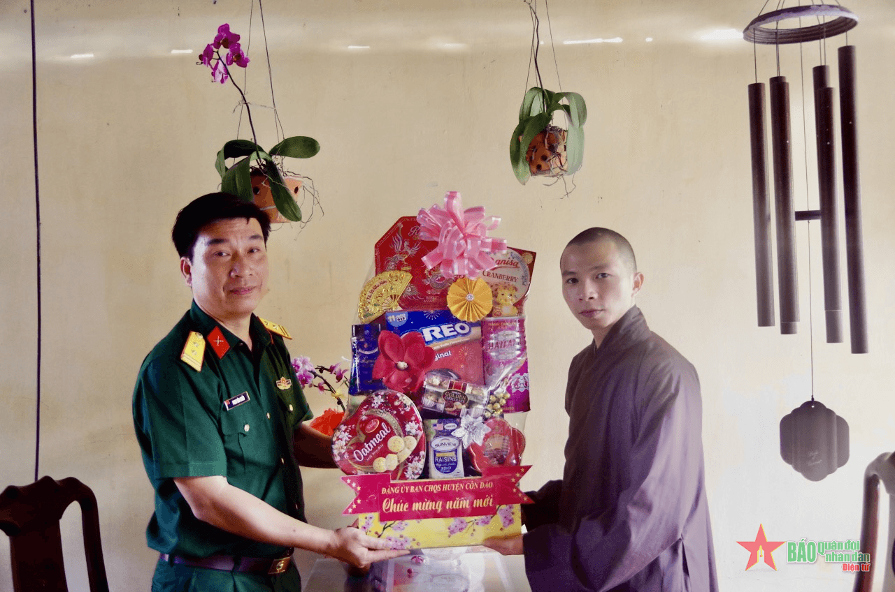 Ban CHQS huyện Côn Đảo thăm, chúc Tết các cơ sở tôn giáo trên địa bàn
