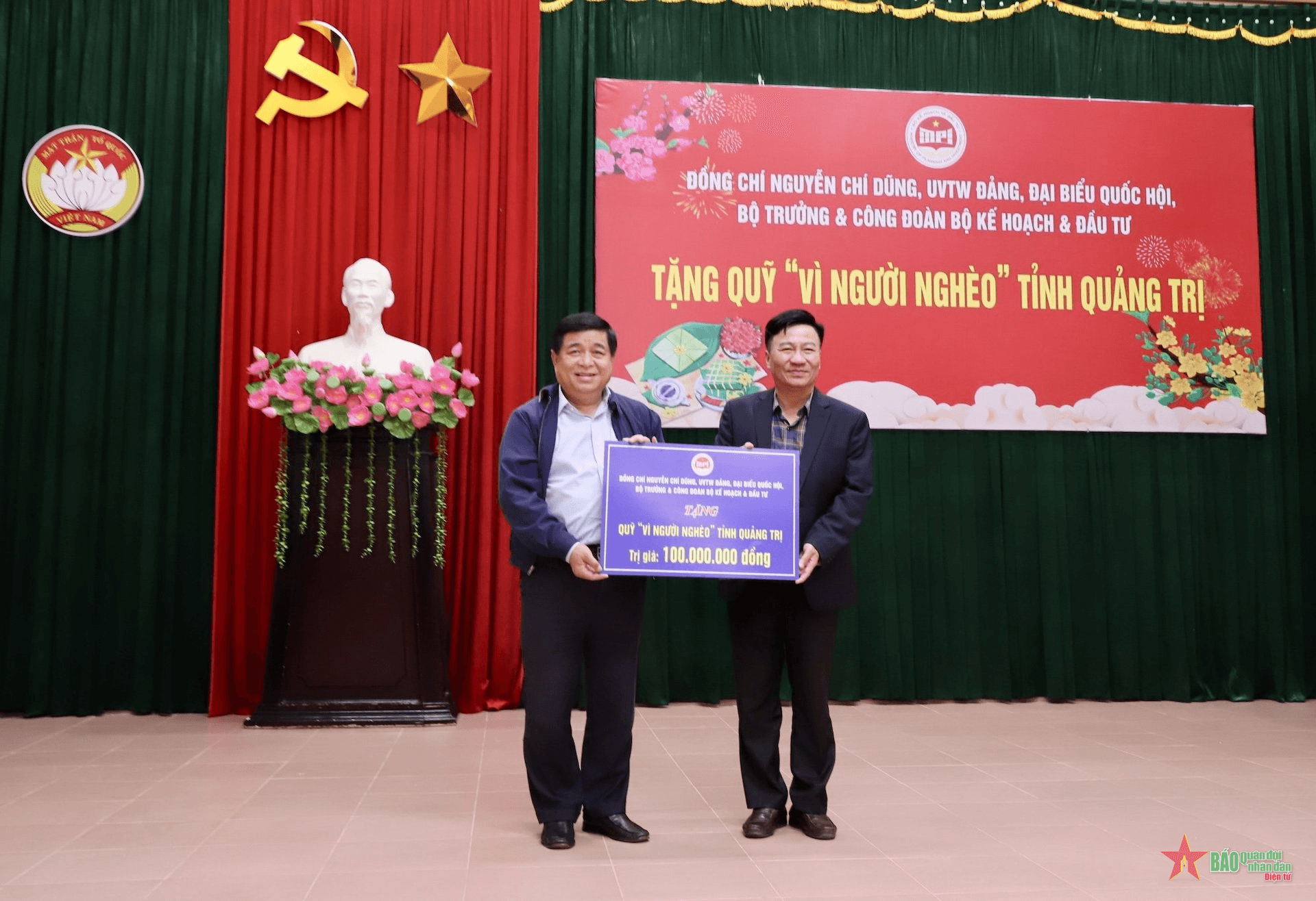 Bộ Kế hoạch và Đầu tư tặng quà Tết tại tỉnh Quảng Trị