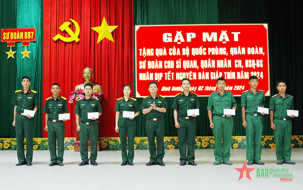 Trao quà Tết tặng gia đình quân nhân có hoàn cảnh khó khăn