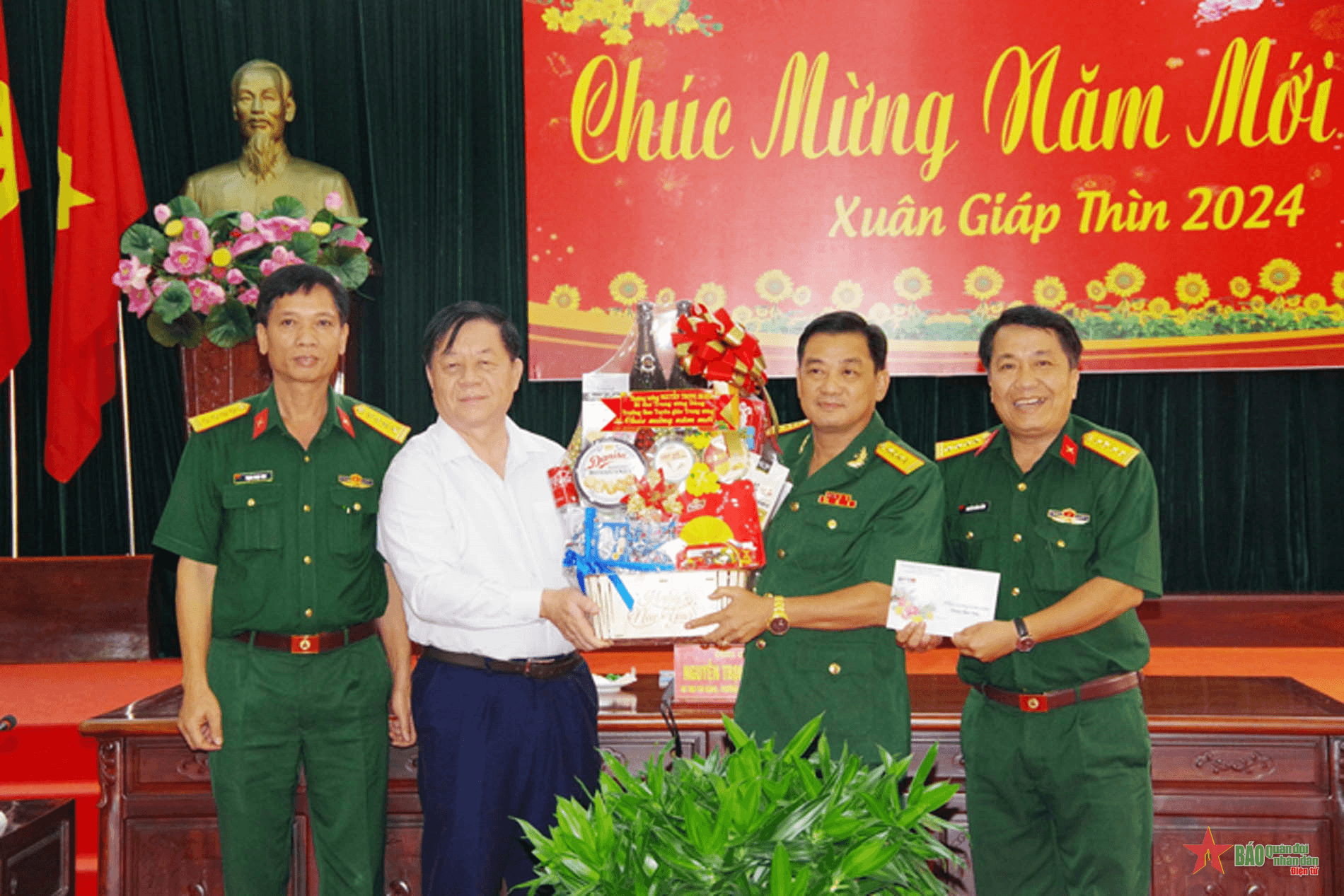Trưởng Ban Tuyên giáo Trung ương thăm, chúc Tết cán bộ, chiến sĩ Sư đoàn 5 (Quân khu 7)