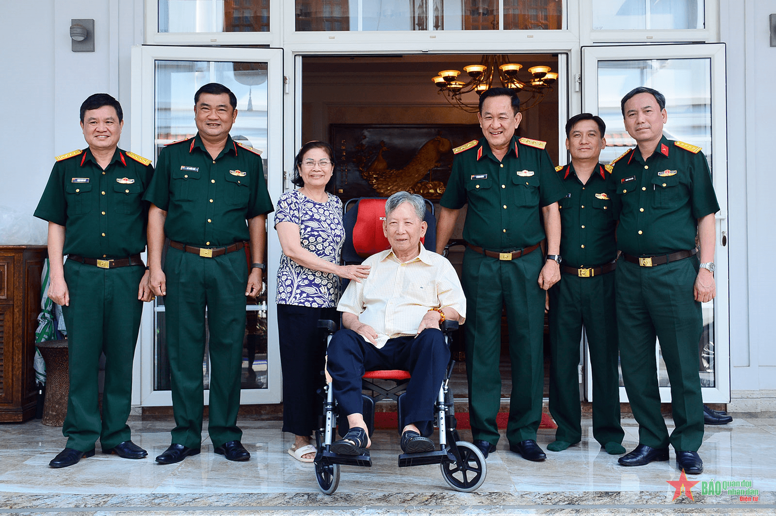 Thượng tướng Võ Minh Lương chúc Tết Thượng tướng Phan Trung Kiên, dâng hương tưởng niệm Thượng tướng Nguyễn Thành Cung