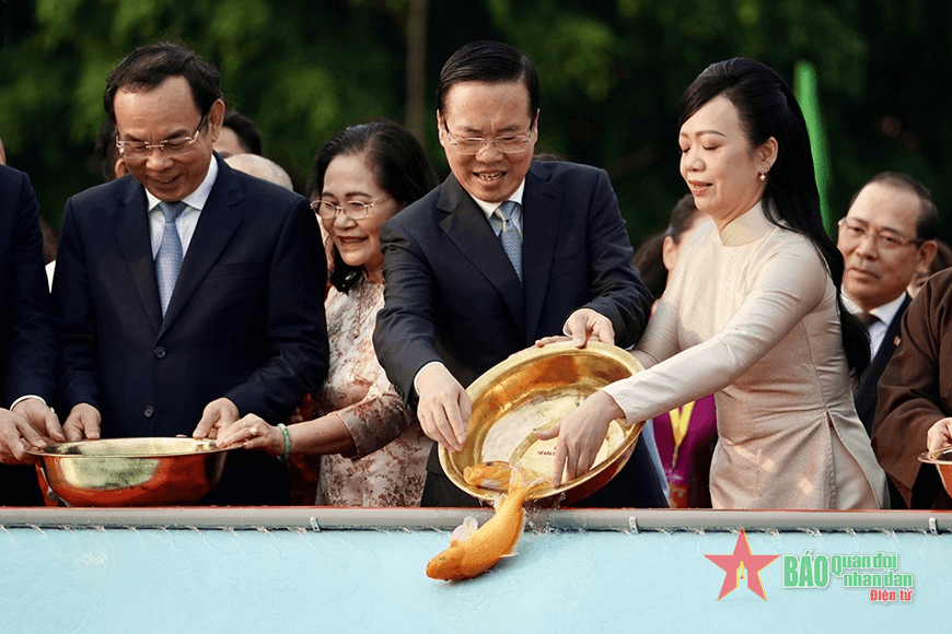 Chủ tịch nước Võ Văn Thưởng và phu nhân cùng các kiều bào dâng hương, thả cá tại Bến Nhà Rồng