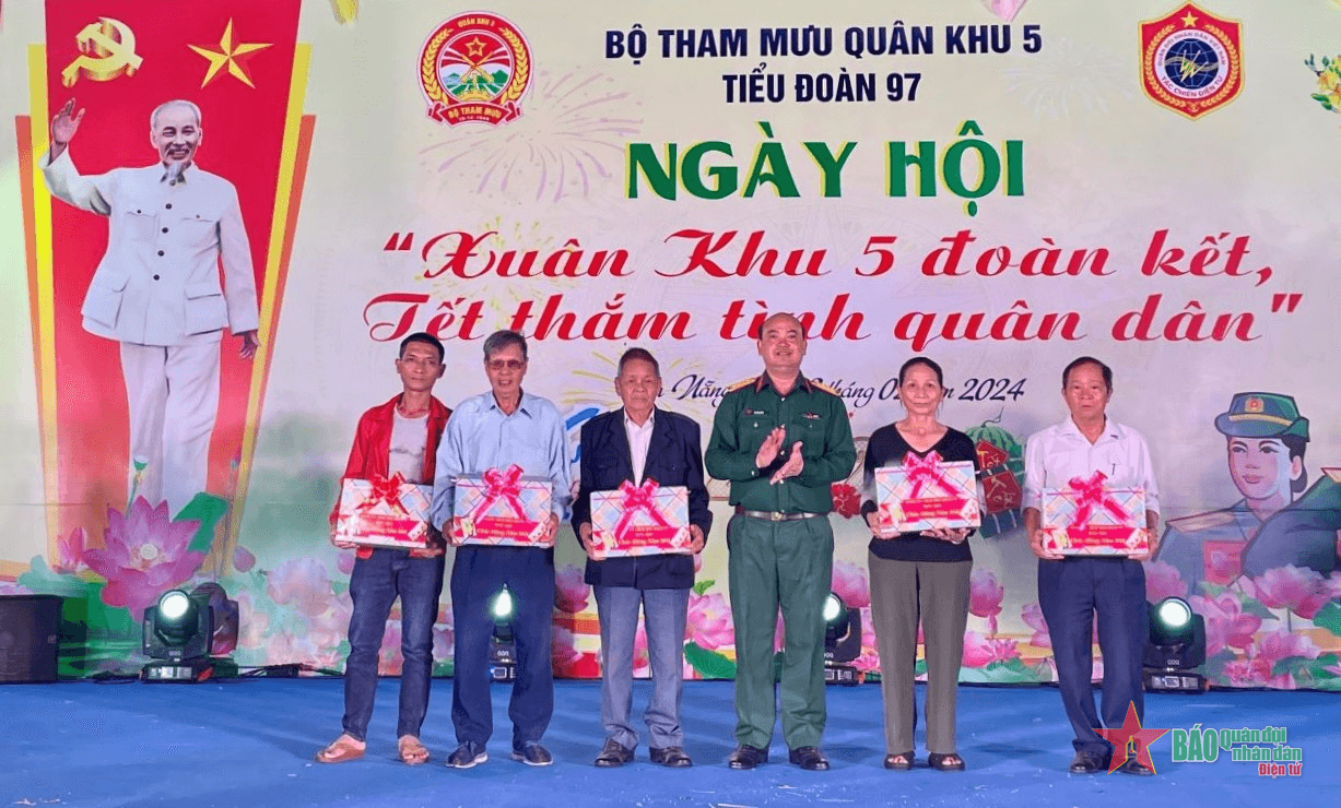 Ngày hội “Xuân Khu 5 đoàn kết, Tết thắm tình quân dân”