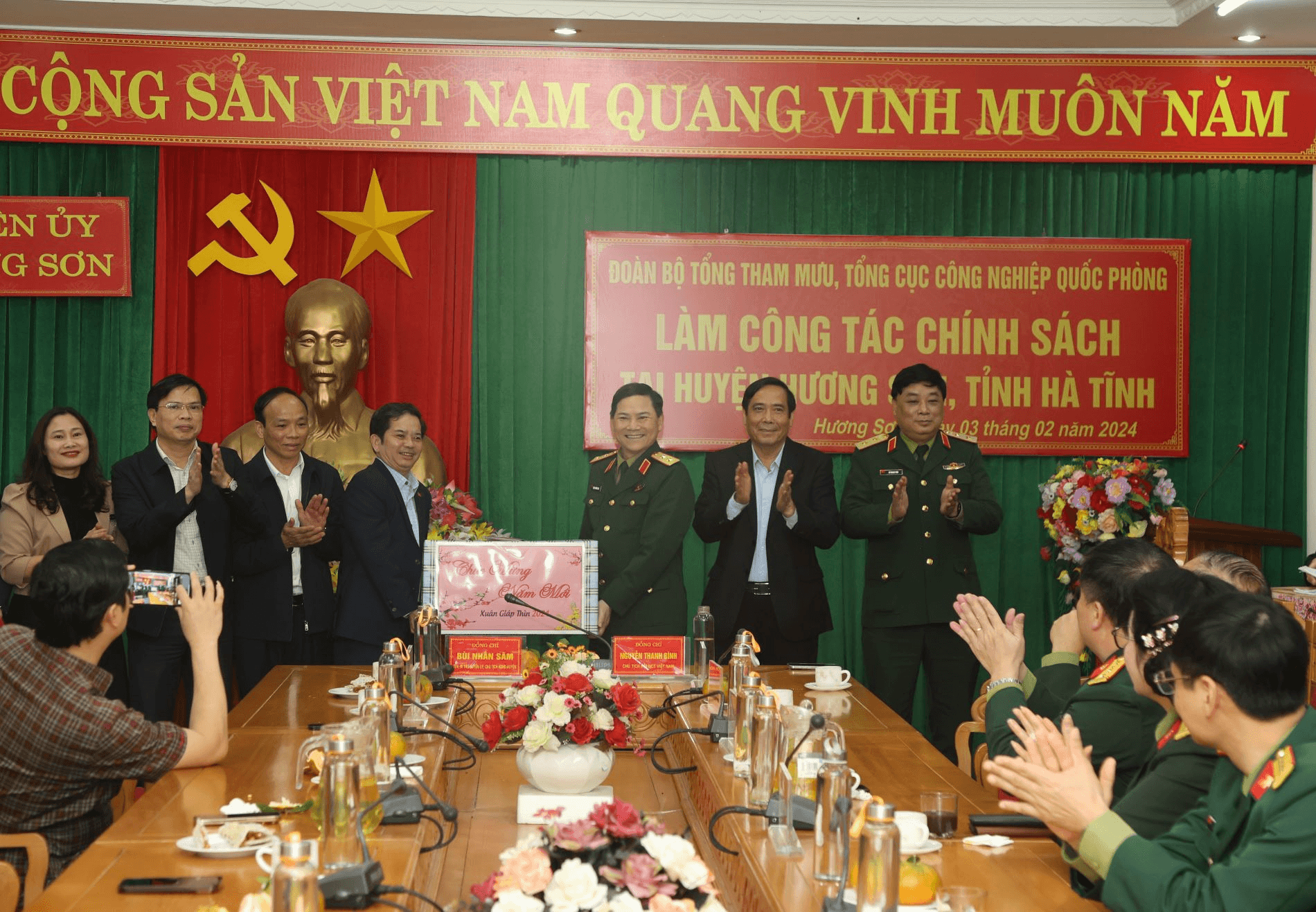 Bộ Tổng Tham mưu và Tổng cục Công nghiệp quốc phòng thăm, tặng quà tại Hà Tĩnh