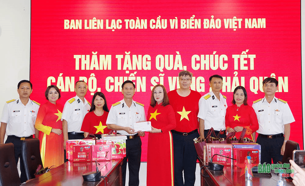 Ban liên lạc toàn cầu vì biển, đảo Việt Nam ​thăm, chúc Tết cán bộ, chiến sĩ Vùng 2 Hải quân