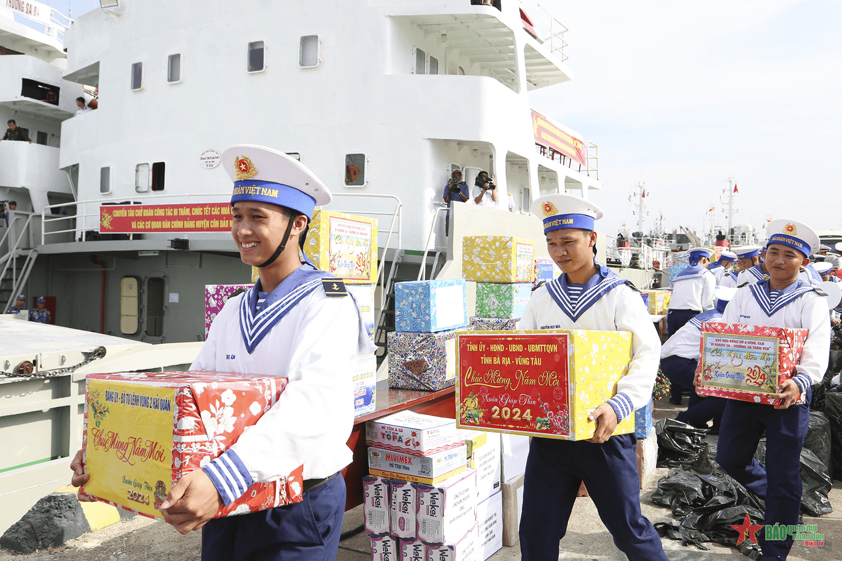 Mang mùa xuân đến với Nhà giàn DK1