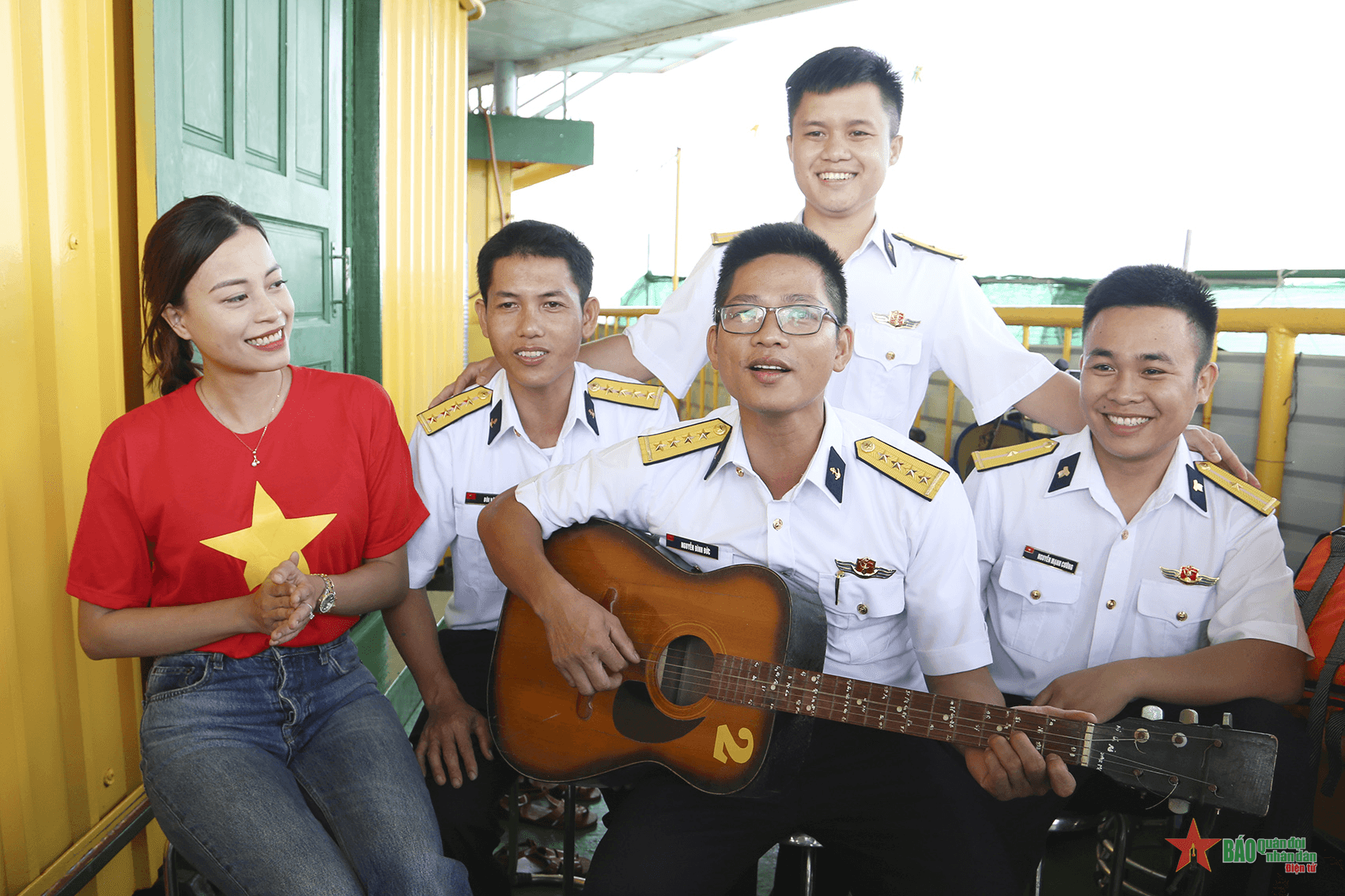Ấm áp đón xuân ở Nhà giàn DK1/10