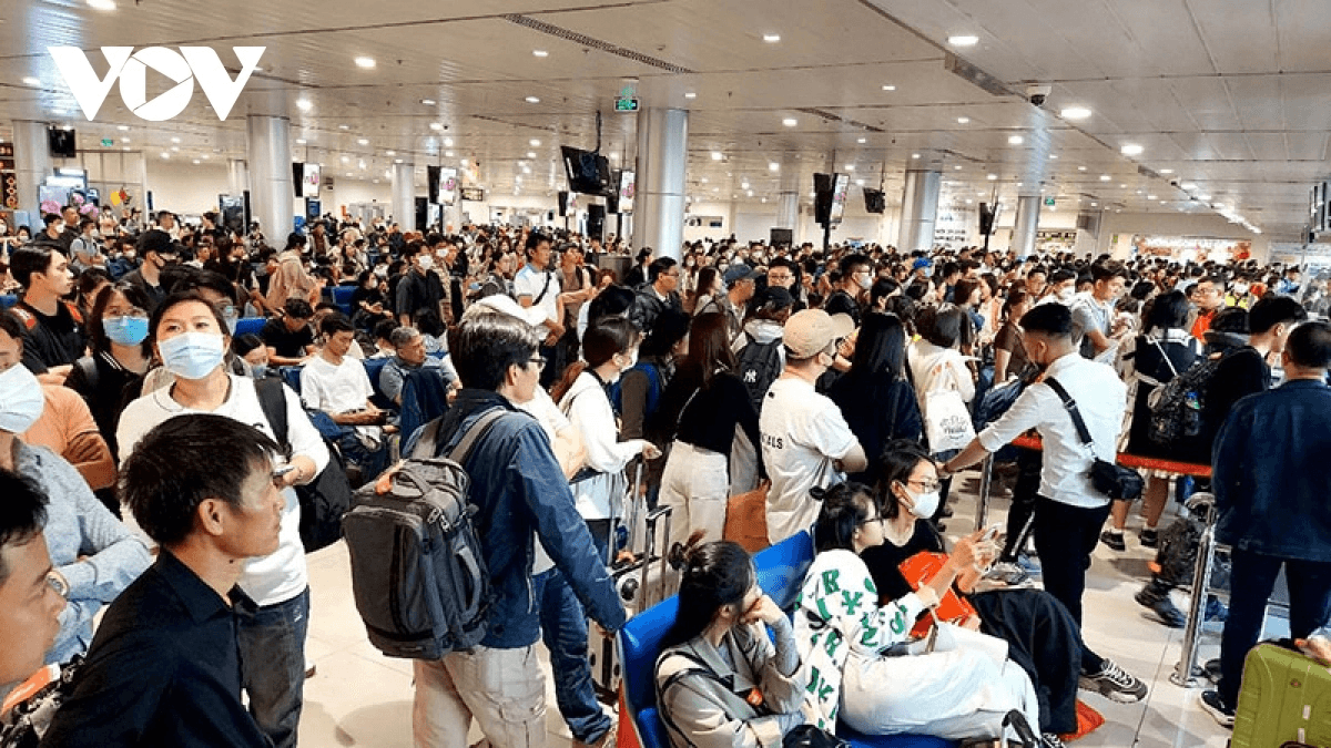 Sân bay Tân Sơn Nhất đông lên từng ngày, nhiều chuyến bay bị trễ giờ