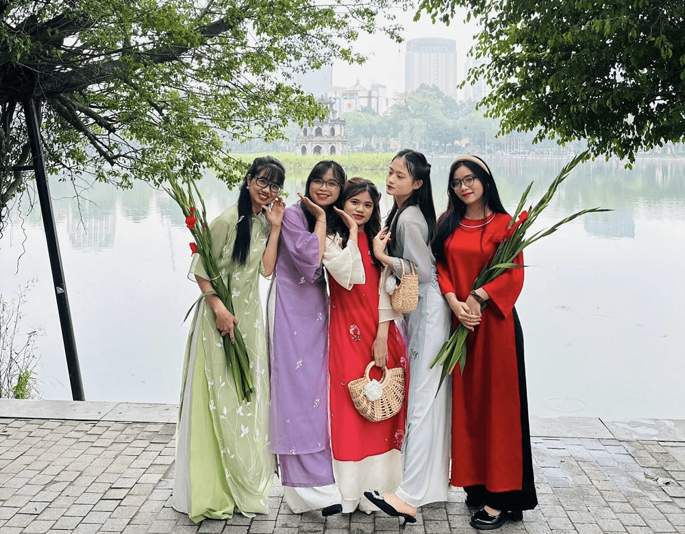Giới trẻ xúng xính hóa “nàng thơ”, “cô ba” chụp hình đón Tết