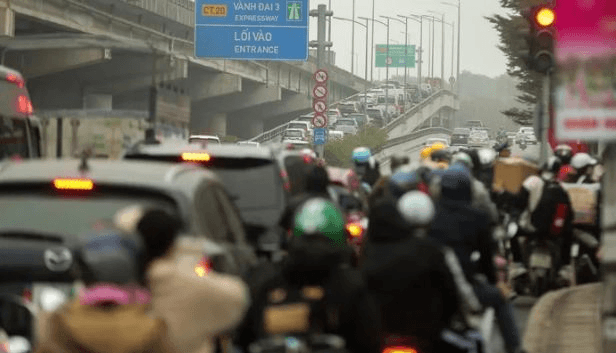 Người dân về quê ăn Tết sớm, cửa ngõ Thủ đô Hà Nội ùn tắc