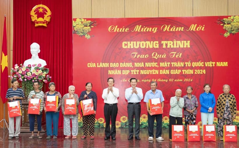 Chăm lo Tết cho người có công và người nghèo