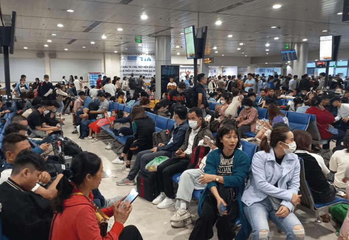 Hơn 650 chuyến bay bị trễ giờ ở Tân Sơn Nhất