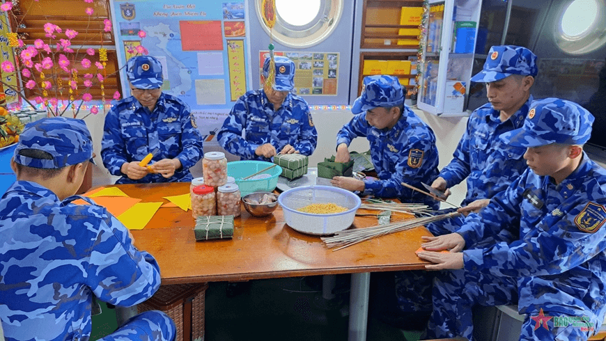 Cảnh sát biển đón xuân trên biển