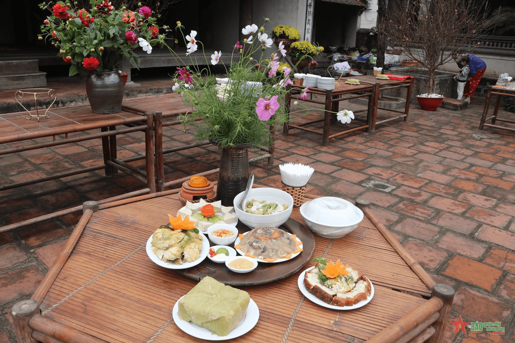 Mâm cỗ ngày Tết ở làng cổ Đường Lâm